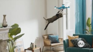 OLX - Gato colgando de drone (OeLeXeable) - Publicidad 2017