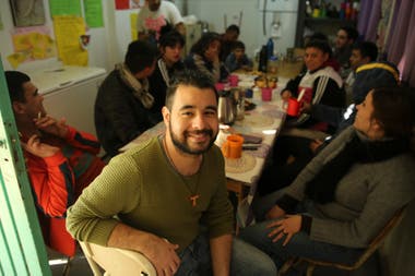 Daniel works in the Hogar de Cristo melee with the addicts and in the Envión program, seeking to restore adolescents' rights