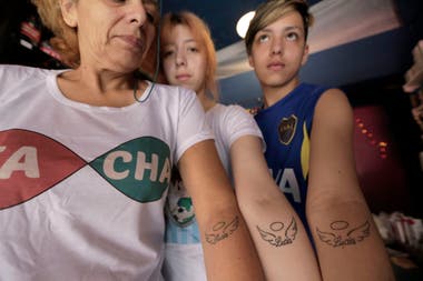 Barbara, Ailén and Mauro, with the tattoo that were made in honor of Lucia, the maternal grandmother who was the first to call her grandson with her self-perceived name