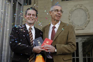 César Cigliutti junto a su expareja, Marcelo Suntheim, durante su unión civil en 2003