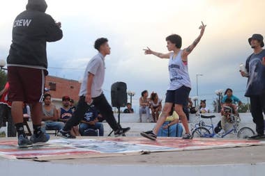 Since the beginning of the program, between 800 and 1000 boys and girls participated in the hip-hop, muralism or sports workshops of Trato con Arte