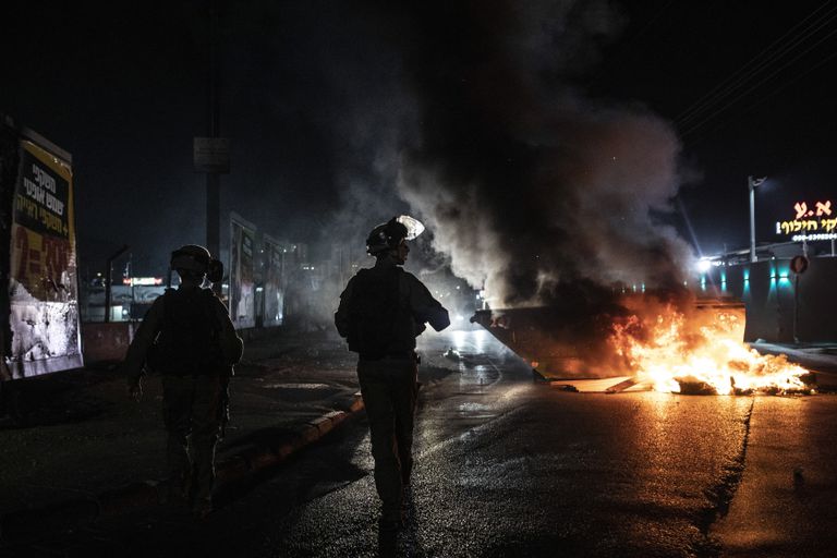 Agentes israelíes patrullan durante enfrentamientos entre árabes, policías y judíos, en la localidad de Lod