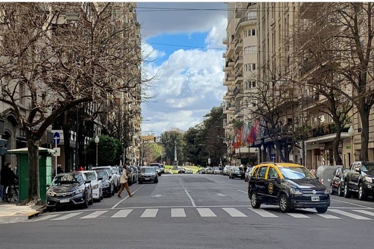 Alvear, una de las avenidas más elegantes de Buenos Aires, en una imagen reciente