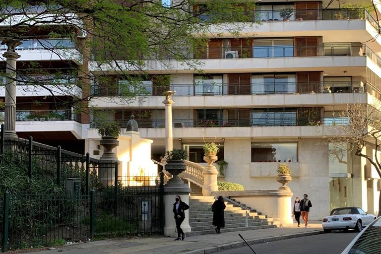 Las mismas escaleras de Guido y Agüero, frente a la bibioteca Nacional, en la actualidad