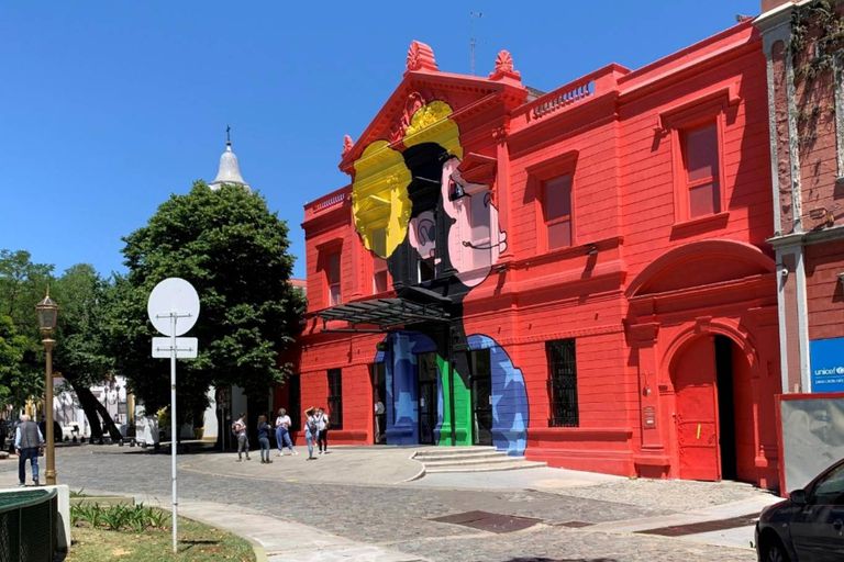 Así está actualmente el Centro Cultural Recoleta, con su fachada intervenida artísticamente