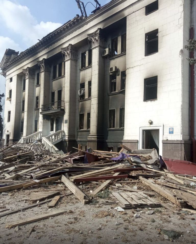 El teatro de Mariúpol, destruido por el fuego de los bombardeos