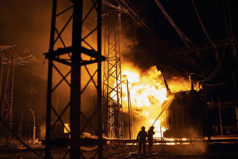 Bomberos ucranianos combaten un incendio tras un ataque de cohete ruso a una central eléctrica en Járkiv, Ucrania, el domingo 11 de septiembre de 2022. El ataque dejó sin electricidad a las regiones de Járkiv y Donetsk. (AP Foto/Kostiantyn Liberov)