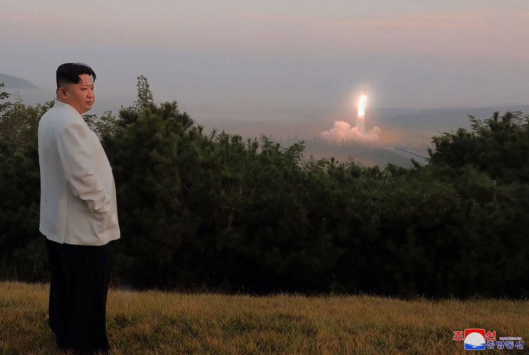 Kim Jong Un monitora lançamento de míssil norte-coreano em local não revelado
