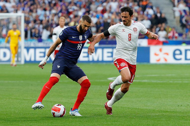 Karim Benzema e Thomas Delaney disputam a bola durante a partida entre França e Dinamarca no torneio da Liga das Nações da UEFA.