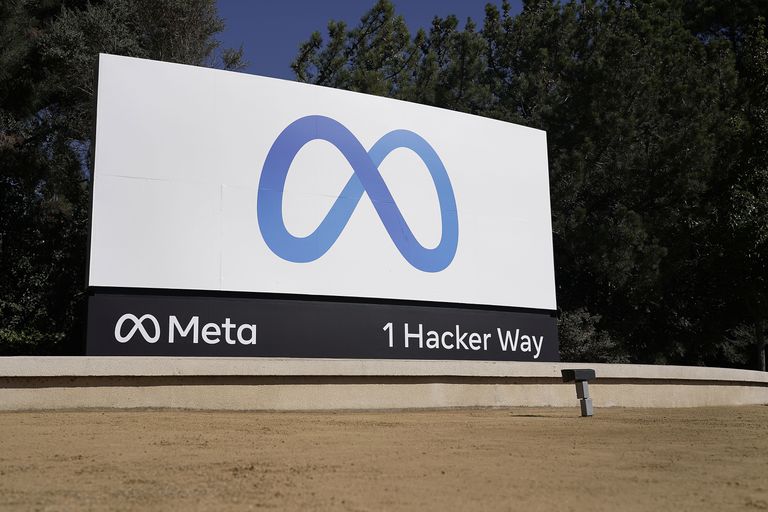 FILE - Logotipo da Meta, empresa controladora do Facebook e Instagram, na sede da empresa em Menlo Park, Califórnia.  (Foto AP/Tony Avelar, Arquivo)