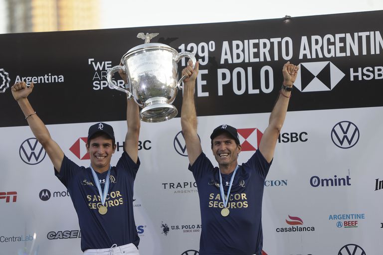 A foto que vale mais que a própria taça para Adolfito: com Poroto, levantando o troféu do Aberto de Palermo como campeão.