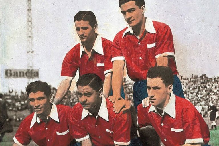 Rodolfo Miceli, Carlos Cecconato, Carlos Lacasia, Ernesto Grillo e Osvaldo Cruz, com a camisa do Independiente que os imortalizou
