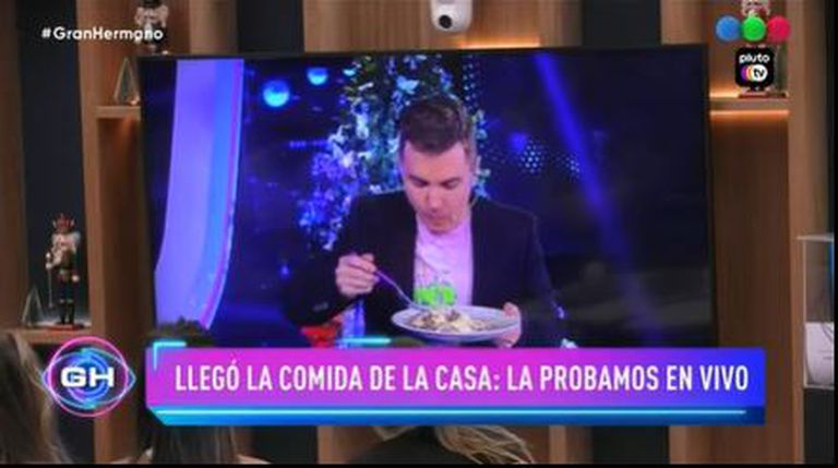 Santiago del Moro prova a comida dos participantes ao vivo