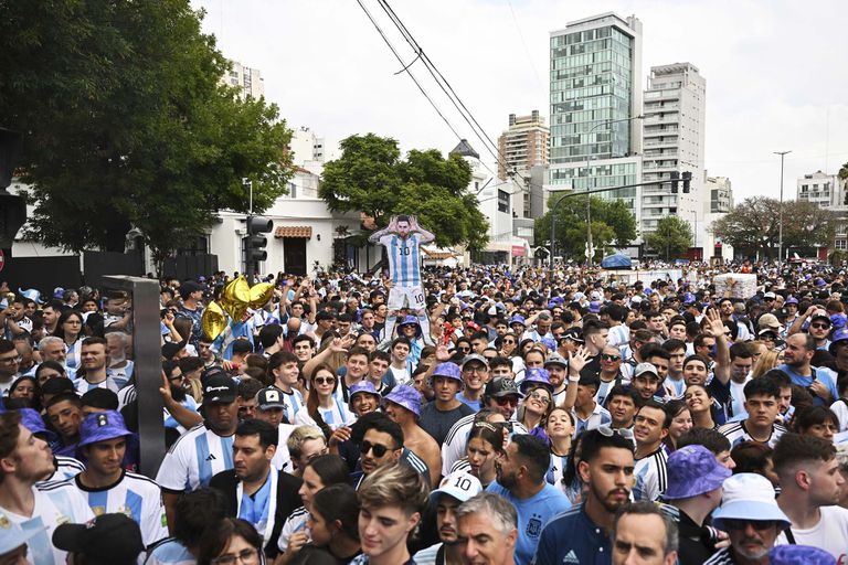 Hinchas afuera del estadio Monumental antes del partido amistoso de fútbol entre Argentina y Panamá en Buenos Aires, el 23 de marzo de 2023