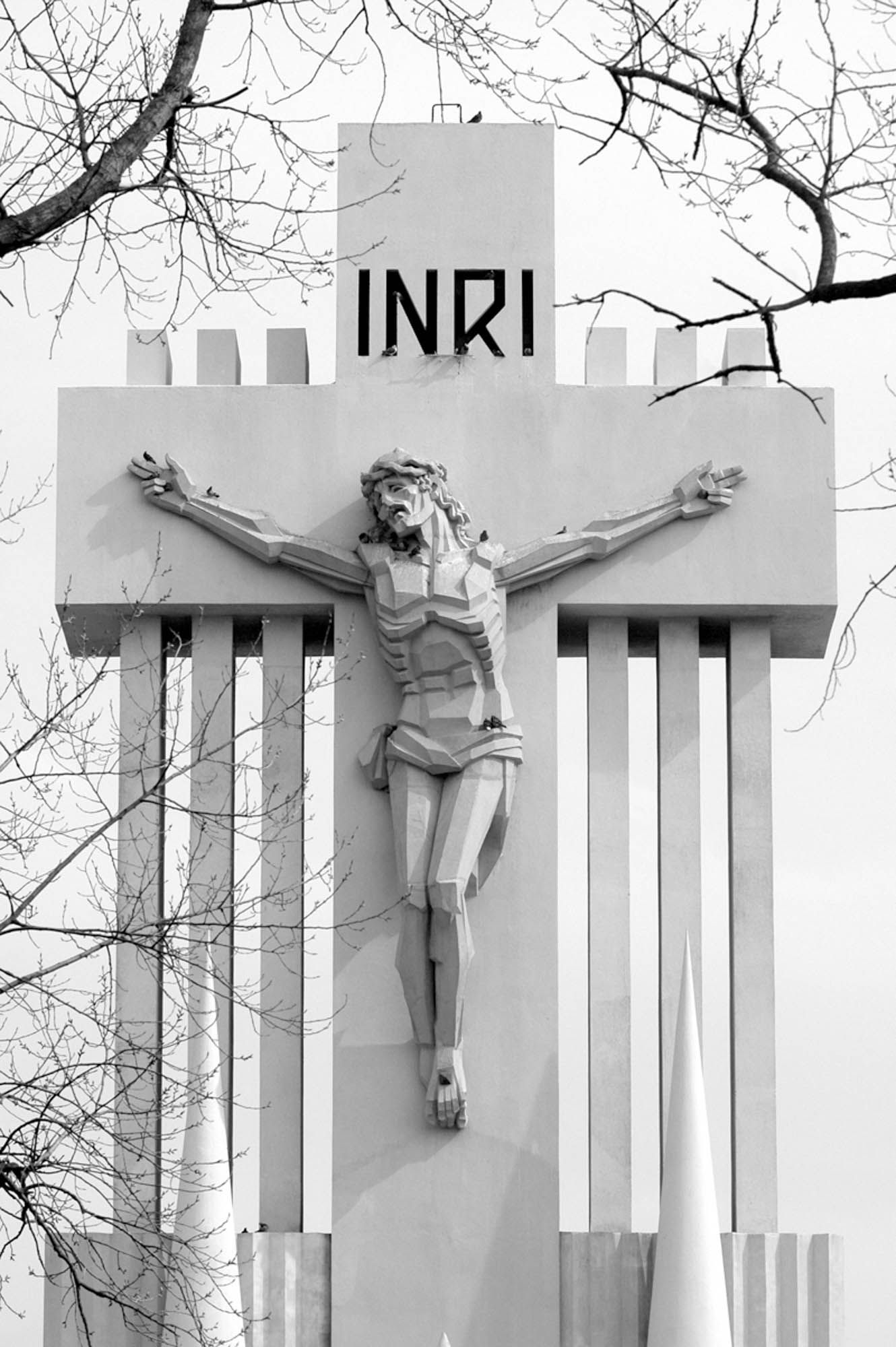 La cruz de 33 metros del cementerio de Laprida.