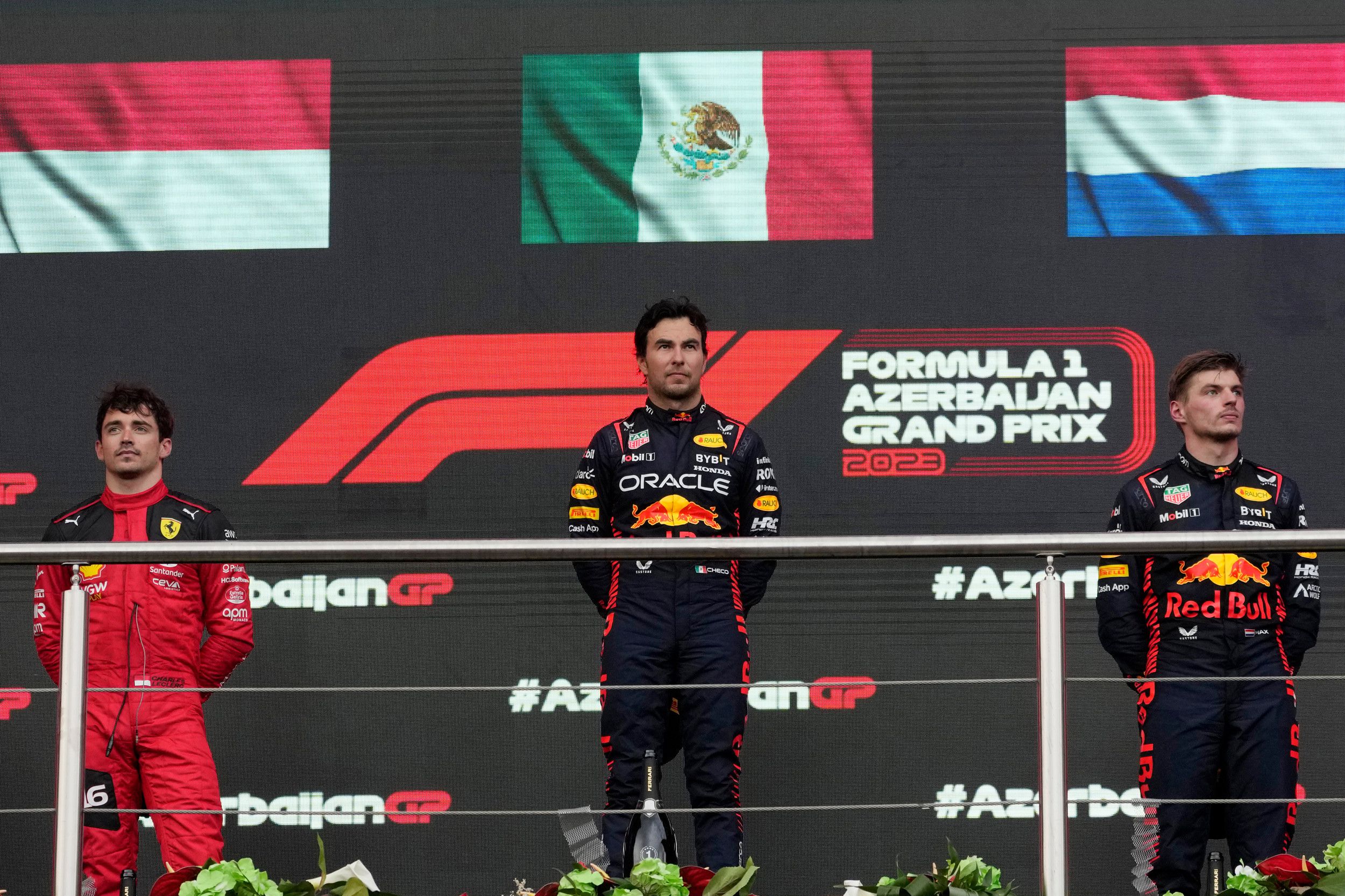 El podio del Gran Premio de Azerbaiyán, donde ganó Sergio Pérez escoltado por Max Verstappen y Charles Leclerc (éstos están invertidos en sus lugares), bien puede repetirse este domingo en Miami.