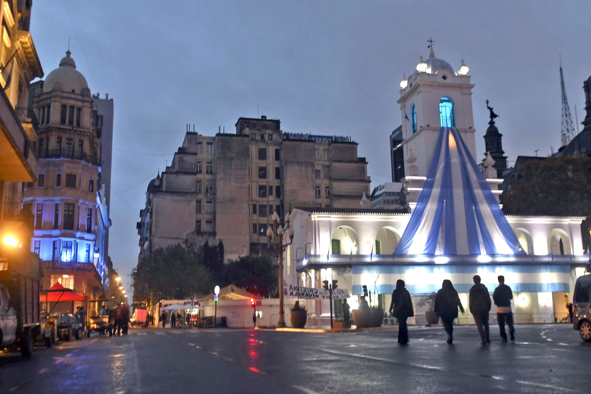 Preparativos para el acto que se realizará en Plaza de Mayo