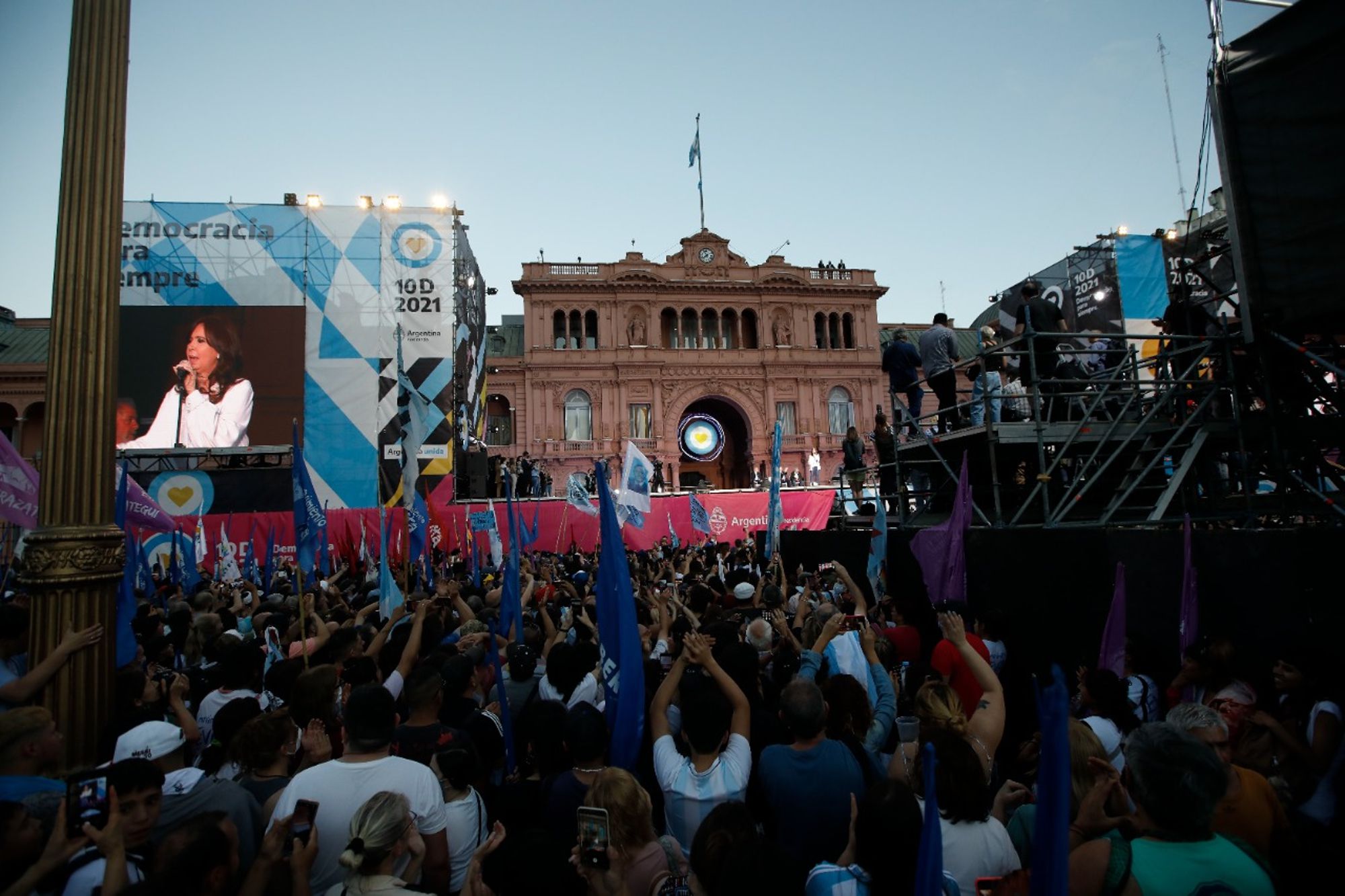 Cristina Kirchner durante el acto en Plaza de Mayo por el Día de la Democracia en diciembre de 2021