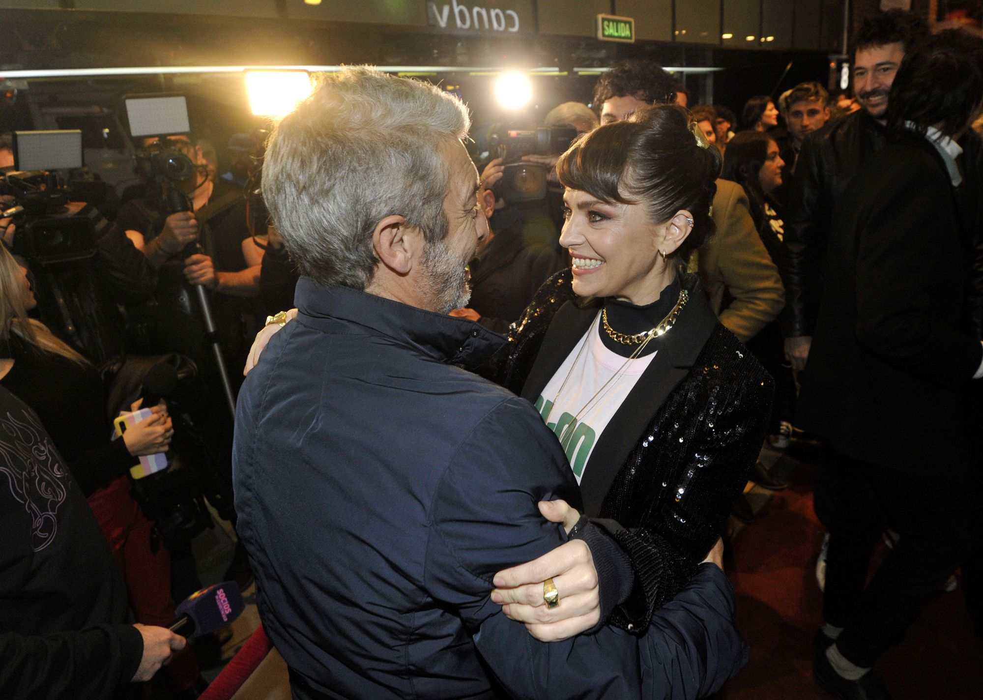 Risas, abrazo y complicidad. El actor felicitó a Fonzi no sólo por su actuación sino por su nuevo rol como directora