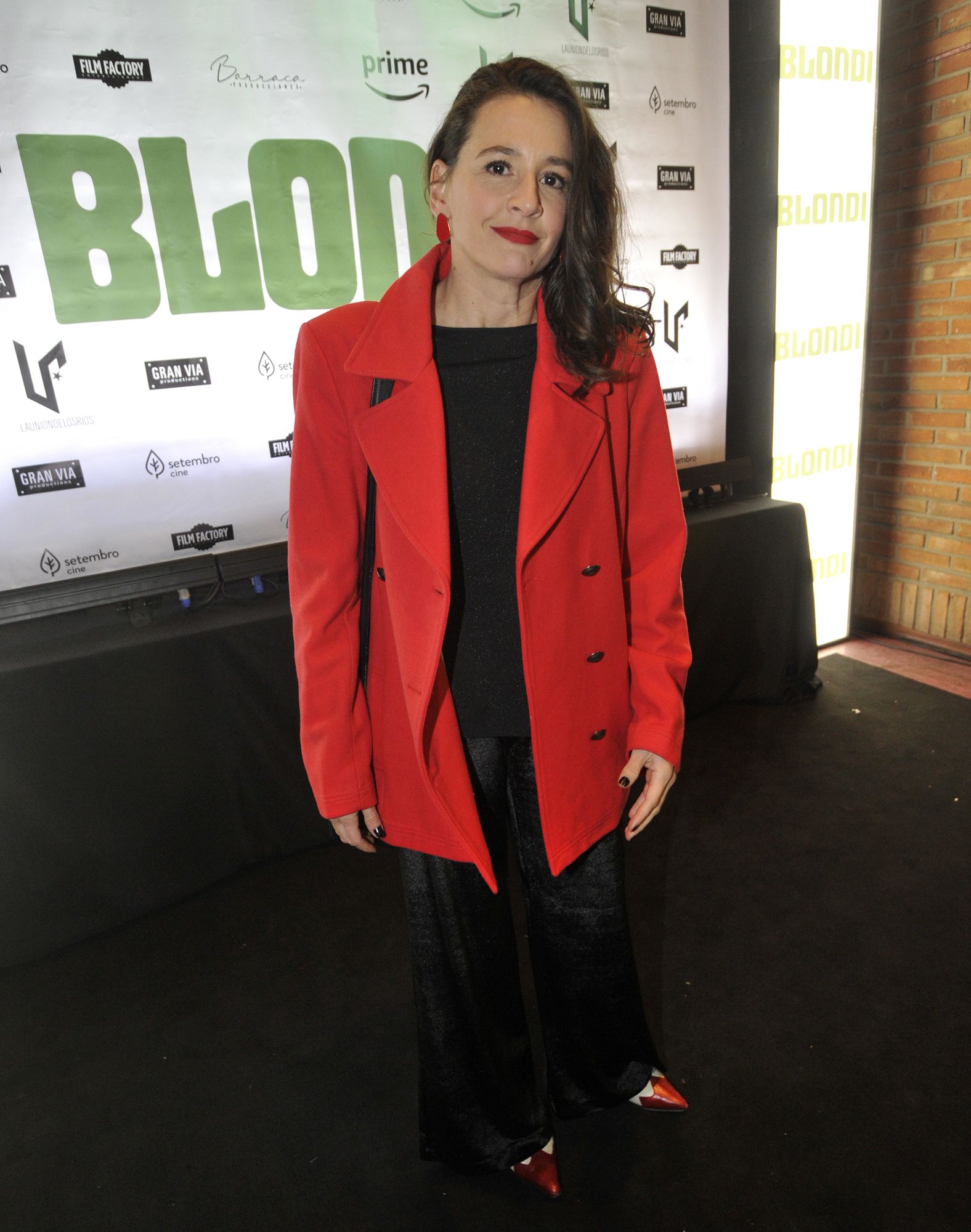Laura Azcurra le puso color a la noche con un blazer rojo y unos stilettos de diseño al tono