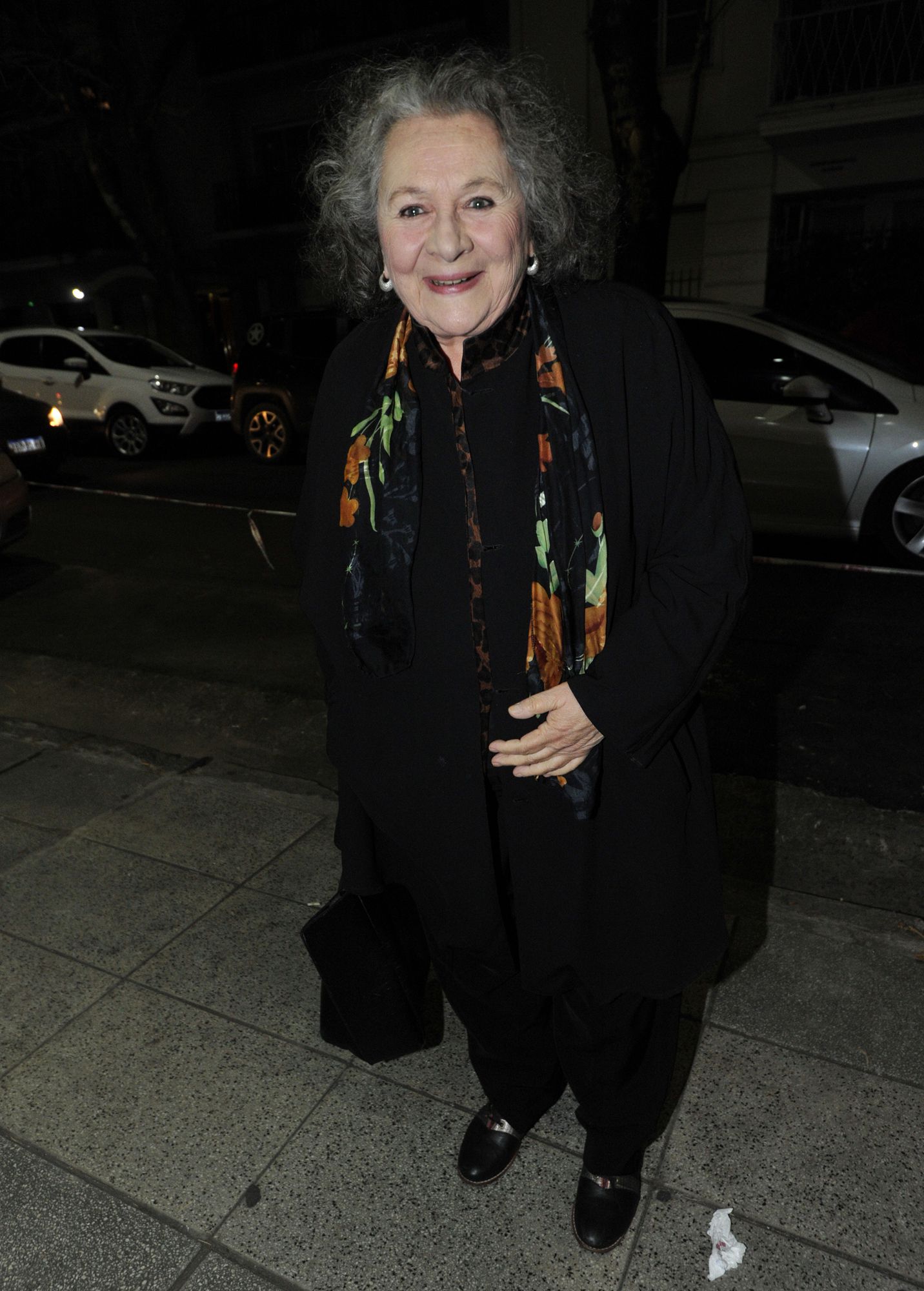 Rita Cortese, quien en el film interpreta a la abuela de Mirko, eligió un look total black al que resaltó con un pañuelo de seda súper colorido