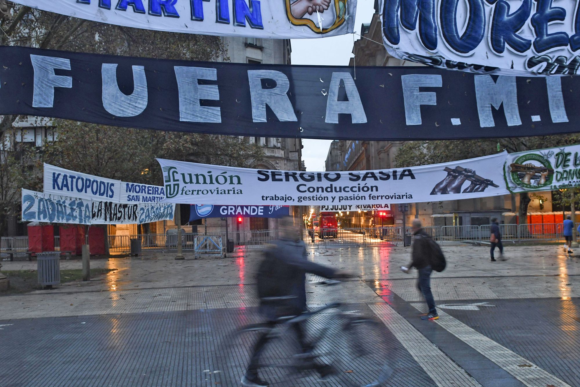 Preparativos para el acto que se realizará en Plaza de Mayo