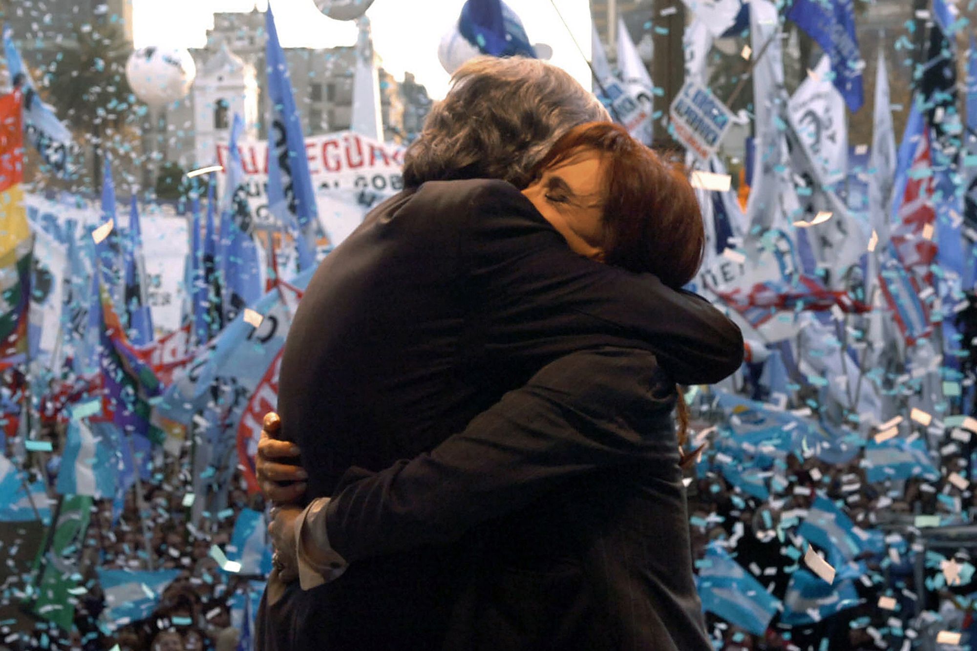 Néstor Kirchner abraza a Cristina Fernández al finalizar un acto en Plaza de Mayo en contra de las movilizaciones del campo