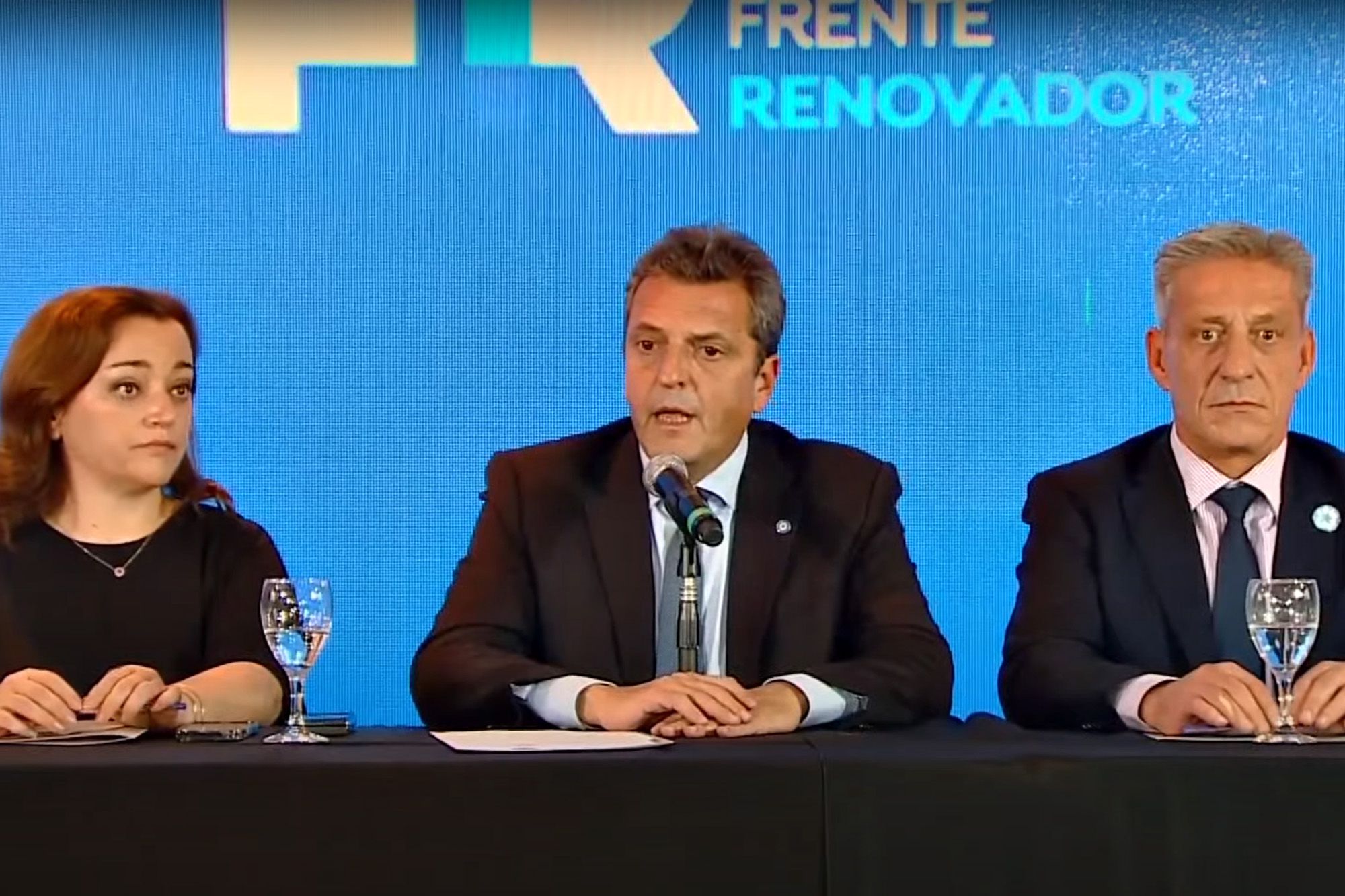 Sergio Massa encabezó la mesa del Frente Renovador para convocar al congreso del partido; a su lado, Cecilia Moreau y Mariano Arcioni 