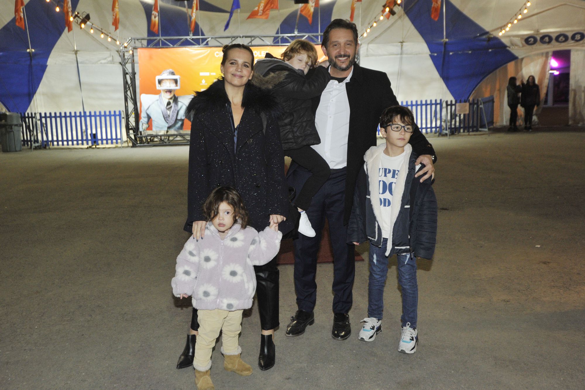 La actriz Sabrina Garciarena, el periodista Germán Paoloski y sus tres hijos, León, Beltrán y Mía
