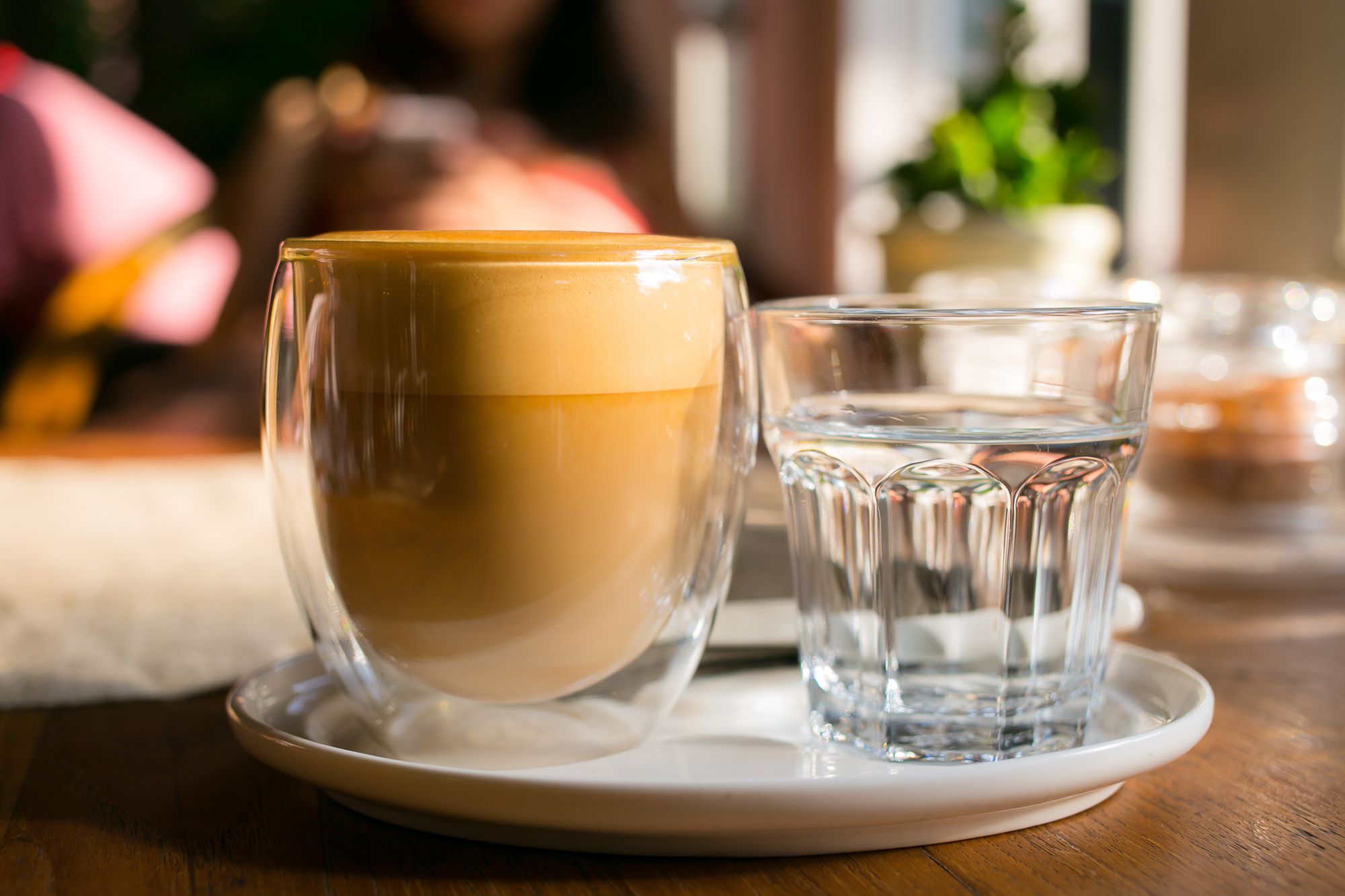 Se cree que la tradición del vaso de agua nació en Italia en el año 1920 con el fin de acompañar el fuerte sabor del reconocido “Espresso”