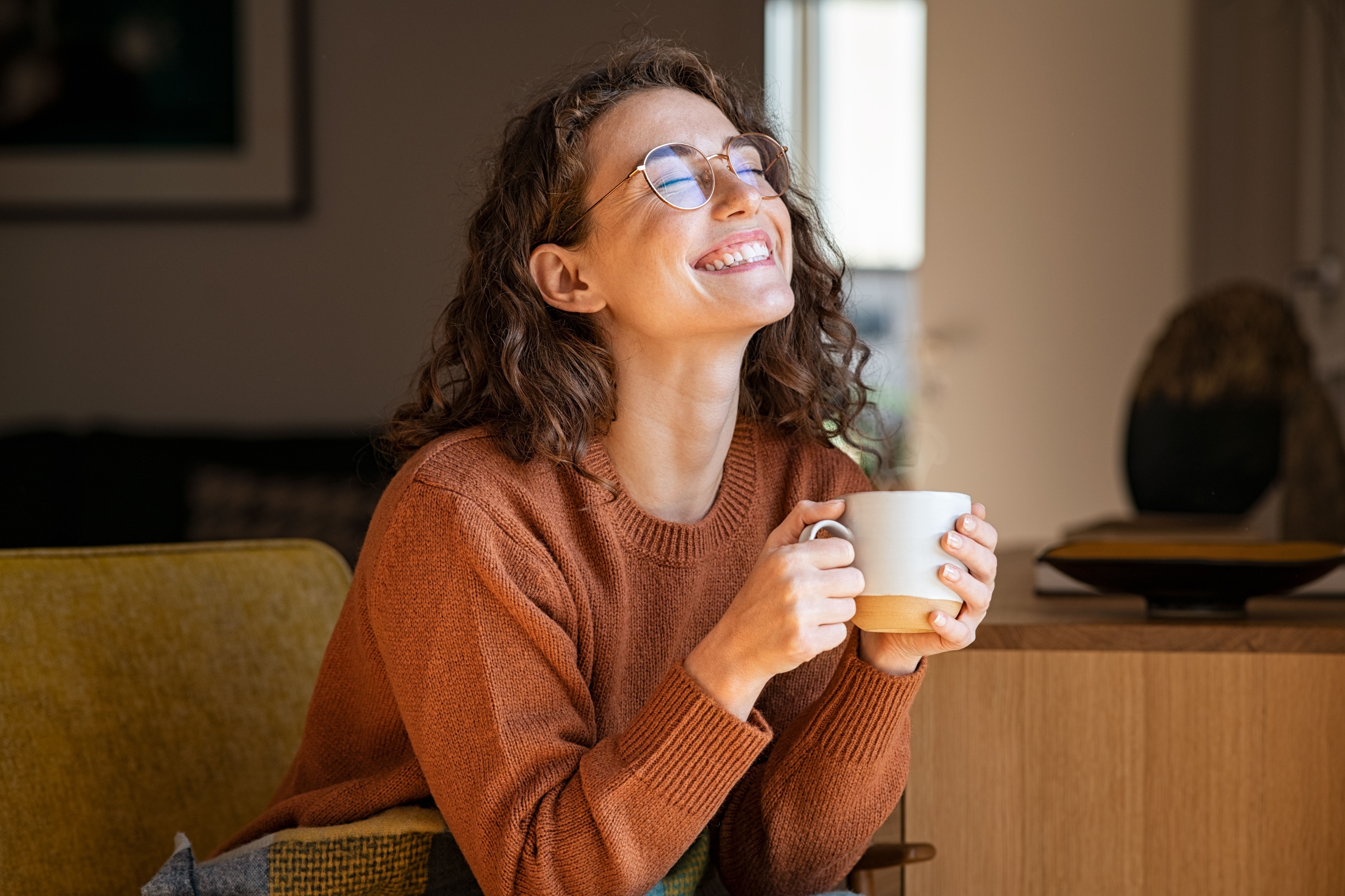 Nutricionalmente agregarle leche al café aporta un mayor valor nutricional ya que se incluyen las proteínas de este producto lácteo