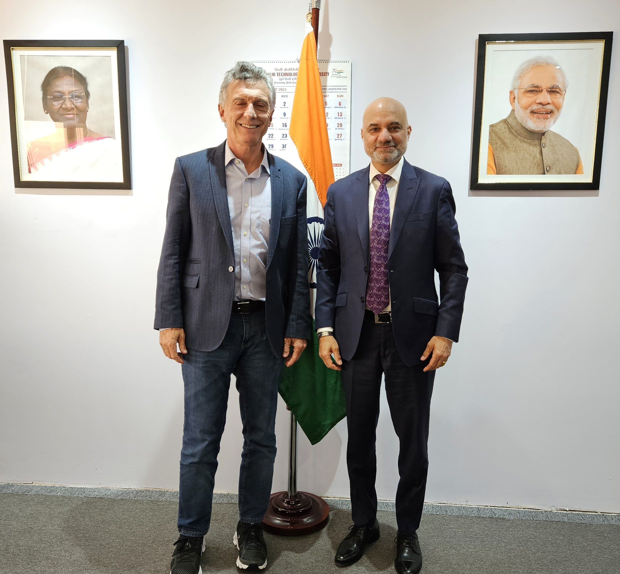 El ex presidente junto al embajador de la India en el país.
