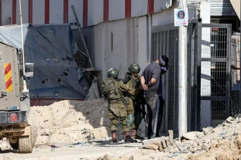 Las fuerzas israelíes establecieron controles de acceso en torno a un campo de refugiados en Tulkarem
