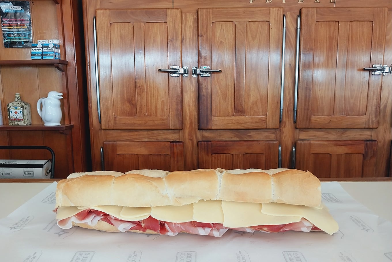 La bestia de Balcarce, así se lo conoce a este sándwich
