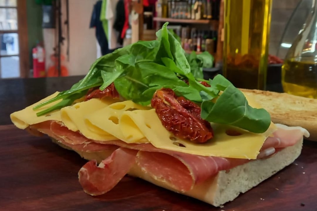 Uno de los sándwiches del parador Jamón del Medio