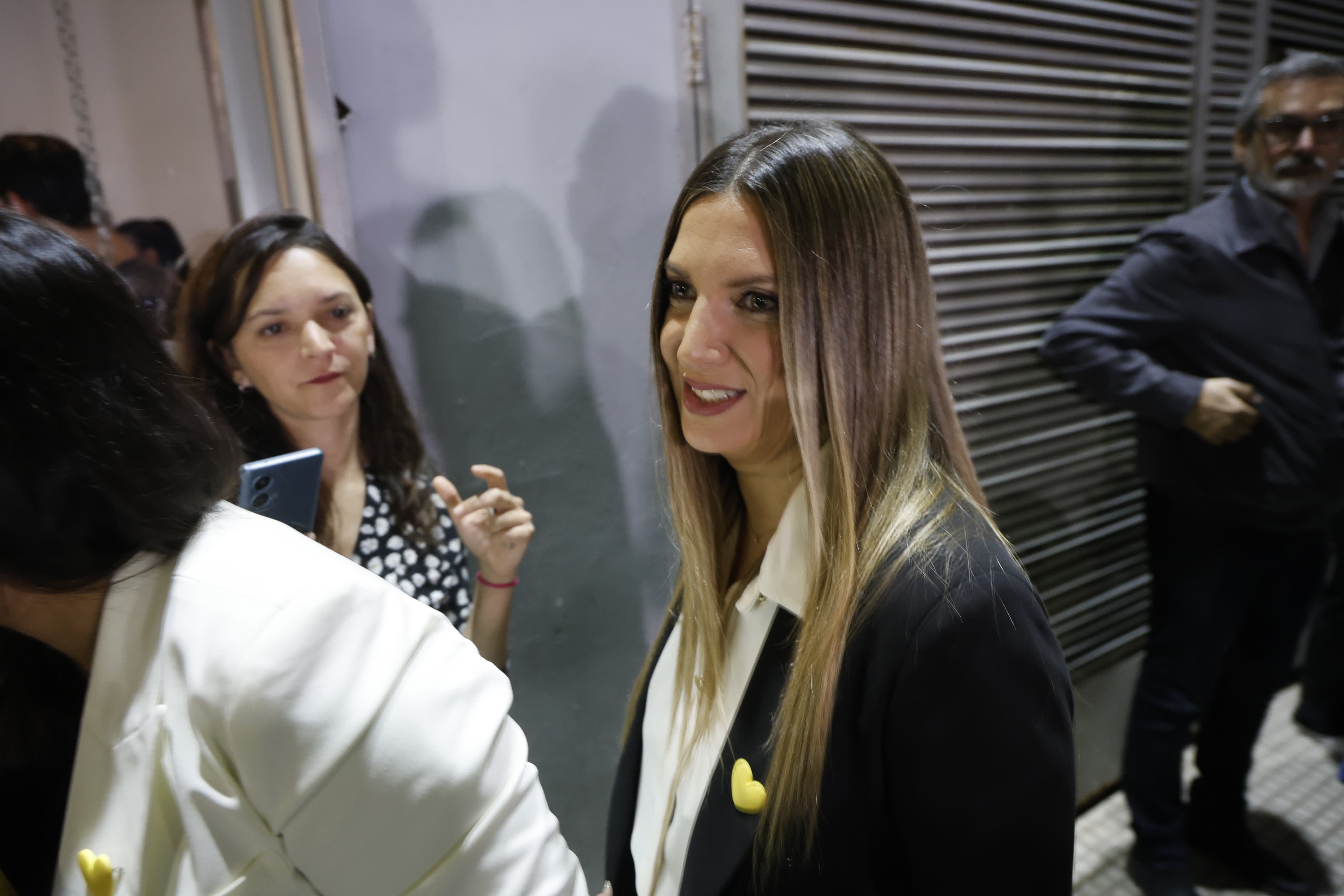 Silvia Lospennato, con su tradicional corazón amarillo que adoptó para la campaña 