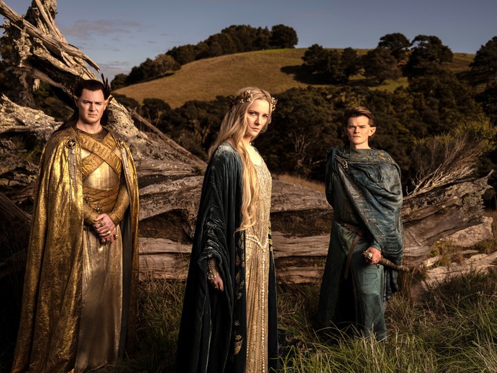 Fotograma cedida por Amazon Studios donde aparecen (i-d) Benjamin Walker como el Gran rey Gil-galad; Morfydd Clark como Galadriel, y Robert Aramayo como Elrond, durante una escena de la serie "The Lord of the Rings: The Rings of Power". EFE/ Ben Rothstein Amazon Studios