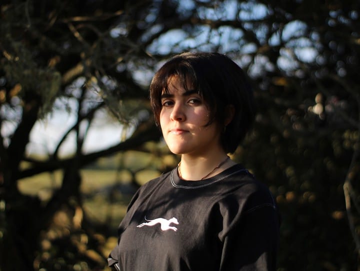 La joven Tamara Silva Bernaschina, considerada una de las voces más importantes de la nueva literatura uruguaya. Foto: gentileza Páginas de Espuma.