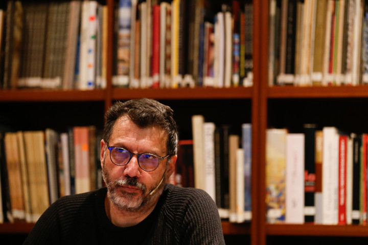 El escritor y cineasta chileno Alberto Fuguet brinda un taller en el Malba. Foto: Francisco Loureiro.