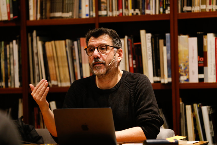 El escritor y cineasta chileno Alberto Fuguet brinda un taller en el Malba. Foto: Francisco Loureiro.