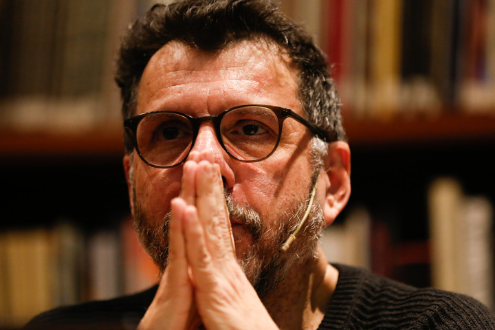El escritor y cineasta chileno Alberto Fuguet brinda un taller en el Malba. Foto: Francisco Loureiro.
