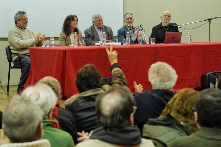 El escritor Martín Caparrós recibió el Honoris Causa de la UBA en la Facultad de Filosofía y Letras. Foto: Martín Bonetto.