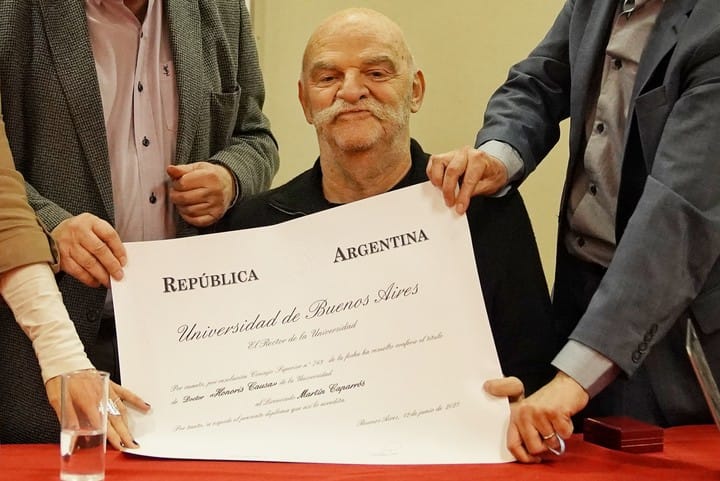 El escritor Martín Caparrós recibió el Honoris Causa de la UBA de manos del rector de la Facultad de Filosofía y Letras, Ricardo Gelpi, el decano de la Facultad de Filosofía y Letras, Ricardo Manetti y la vicedecana, Graciela Morgade. Foto: Martín Bonetto.