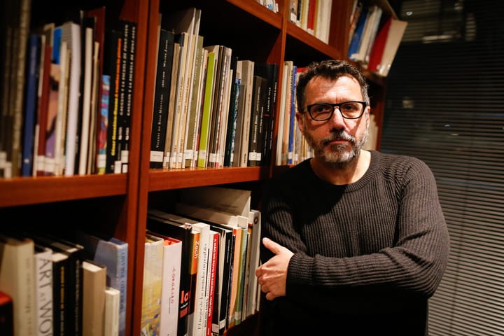 El escritor y cineasta chileno Alberto Fuguet brinda un taller en el Malba. Foto: Francisco Loureiro.