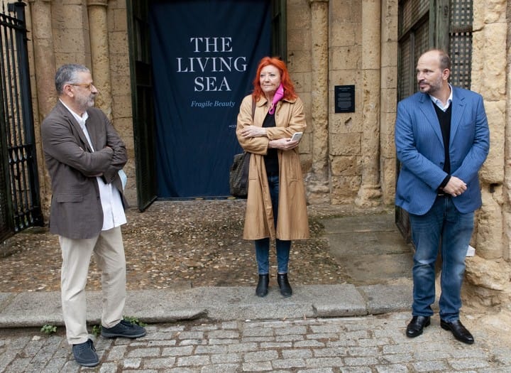 Sheila Cremaschi, directora Hay Festival España, junto al diseñador español, Emilio Gil y el principe fotógrafo Hussain Aga Khan. Foto: gentileza.