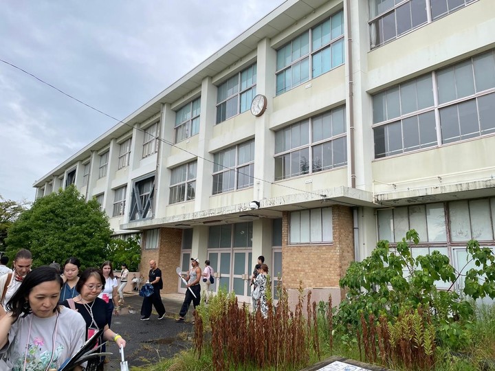 El exterior de la escuela intervenida.