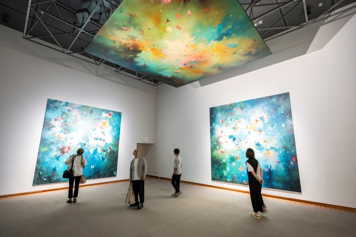 Tres obras de Bassim Al Shaker en una instalación: Sky Revolution, 2023; New Birth, 2025 y Allegory of the Sky, 2025.