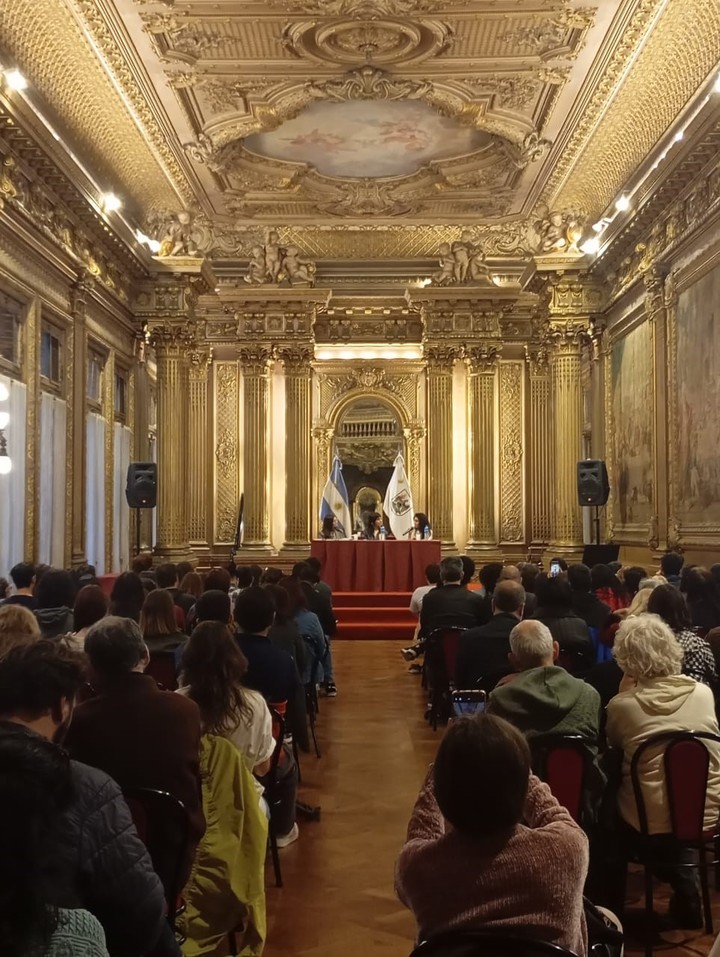 Mónica Ojeda y Luciana De Luca hablaron de miedos, monstruos y del lugar de lo femenino en la escritura con moderación de Eugenia Zicavo. Foto: gentileza Filba.