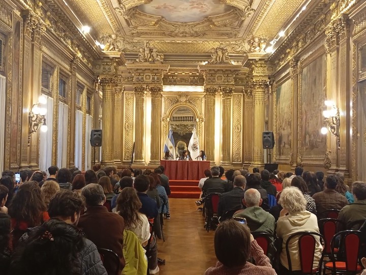 Mónica Ojeda y Luciana De Luca hablaron de miedos, monstruos y del lugar de lo femenino en la escritura con moderación de Eugenia Zicavo. Foto: gentileza Filba.