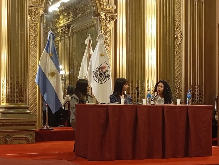 Mónica Ojeda y Luciana De Luca hablaron de miedos, monstruos y del lugar de lo femenino en la escritura con moderación de Eugenia Zicavo. Foto: gentileza Filba.